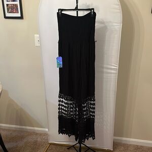 Chic Black Dress with Lace Hem